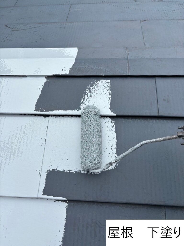 下屋根の下塗りです。下塗りを塗らずに上塗り材だけ塗ると外壁が塗料を吸い込んでしまいます。